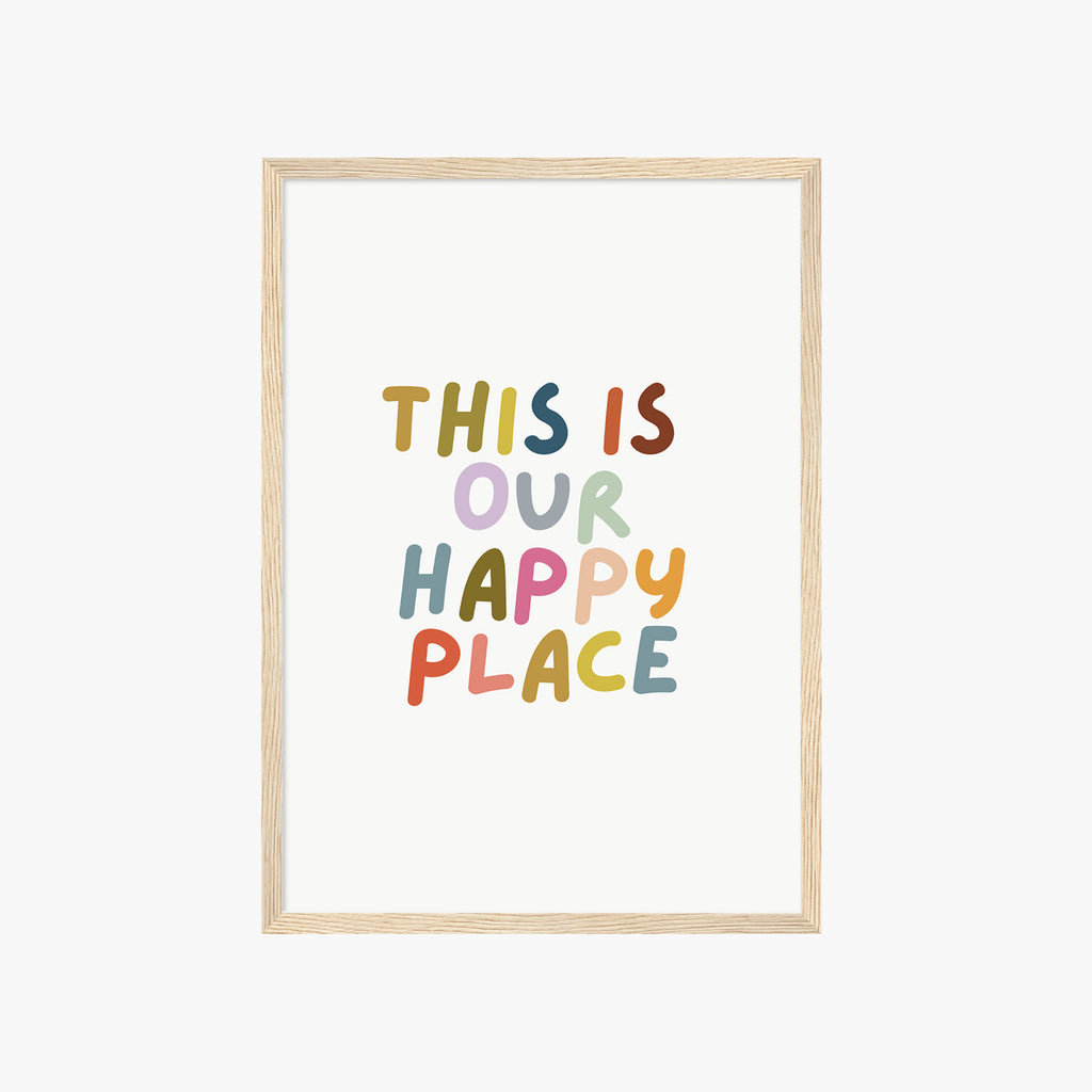 Farbenfrohes Typografie Poster mit Schriftzug This Is Our Happy Place – moderne Wanddeko für Wohnzimmer