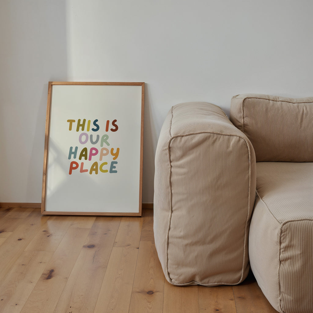 Modernes Wandbild mit This Is Our Happy Place Schriftzug – dekorativer Kunstdruck für Wohnräume