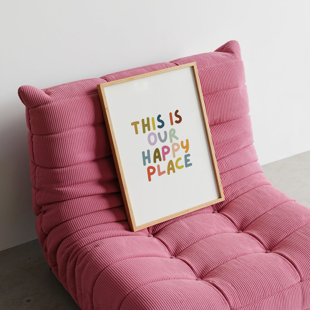 Modernes Wandbild mit This Is Our Happy Place Schriftzug – dekorativer Kunstdruck für Wohnräume