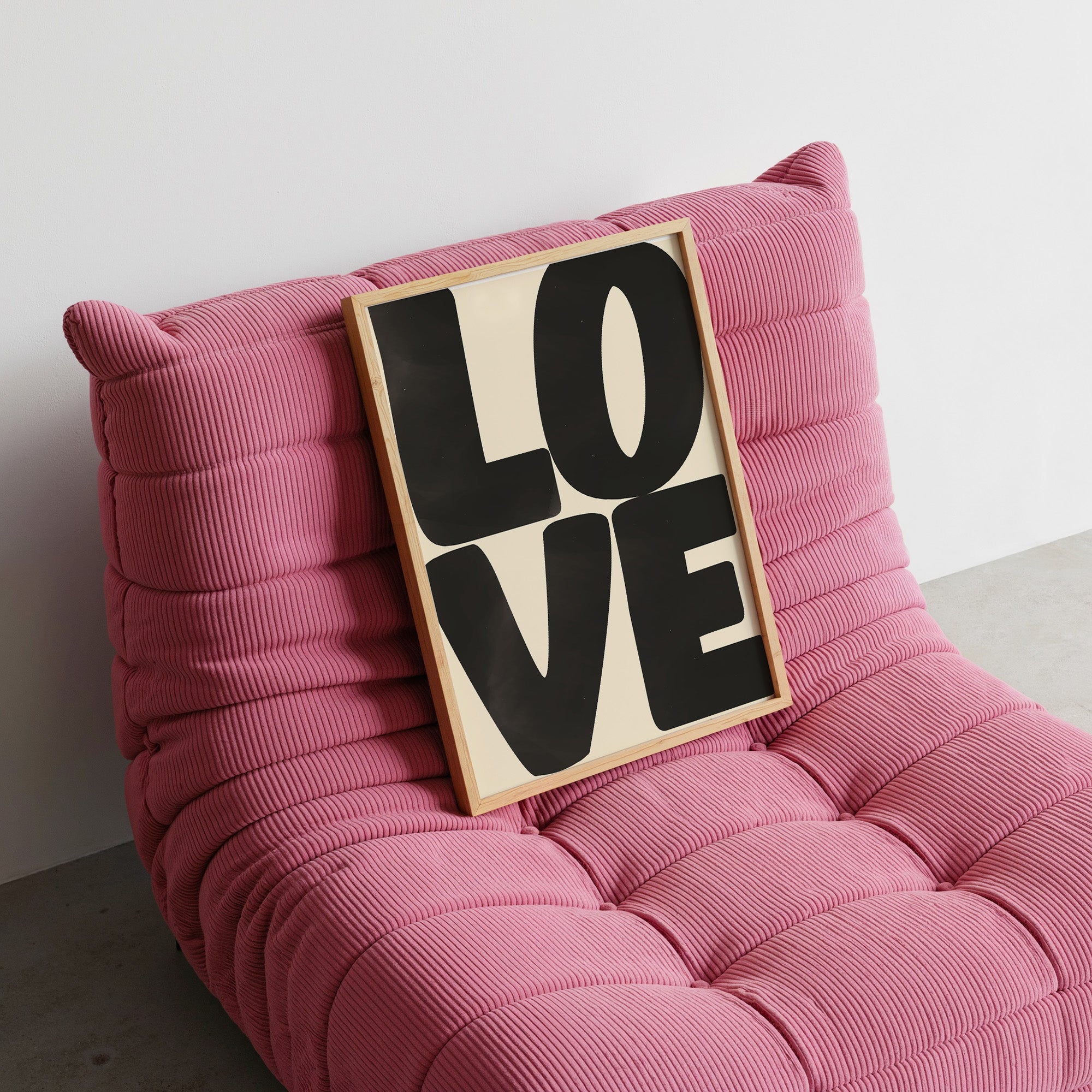 Schwarz-weißes LOVE Wandbild im minimalistischen Design – modernes Poster für stilvolle Räume
Grafisches LOVE Poster mit großer Schrift – ästhetische Wanddeko im skandinavischen Stil