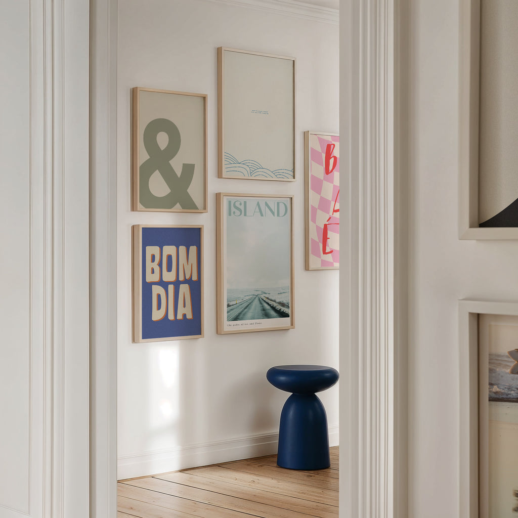 Bom Dia Poster im Retro-Stil mit beiger Typografie auf blauem Hintergrund in hellem Holzrahmen