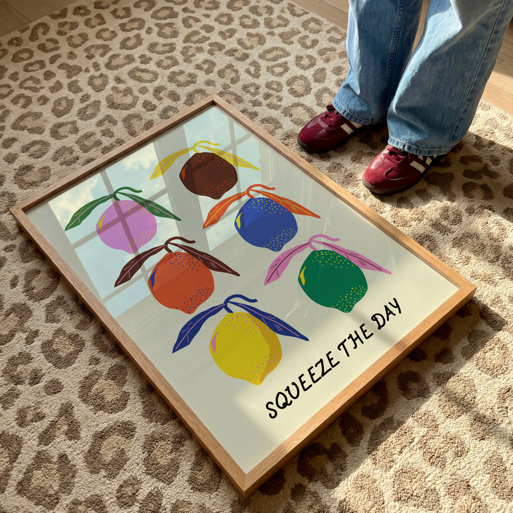 Farbenfrohes Zitronen Poster im Retro Stil mit Squeeze The Day Schriftzug – moderne Wanddeko für Küche oder Wohnzimmer

Modernes Food Poster mit bunten Zitronen Illustration und motivierendem Statement – stilvolle Wandkunst für Zuhause