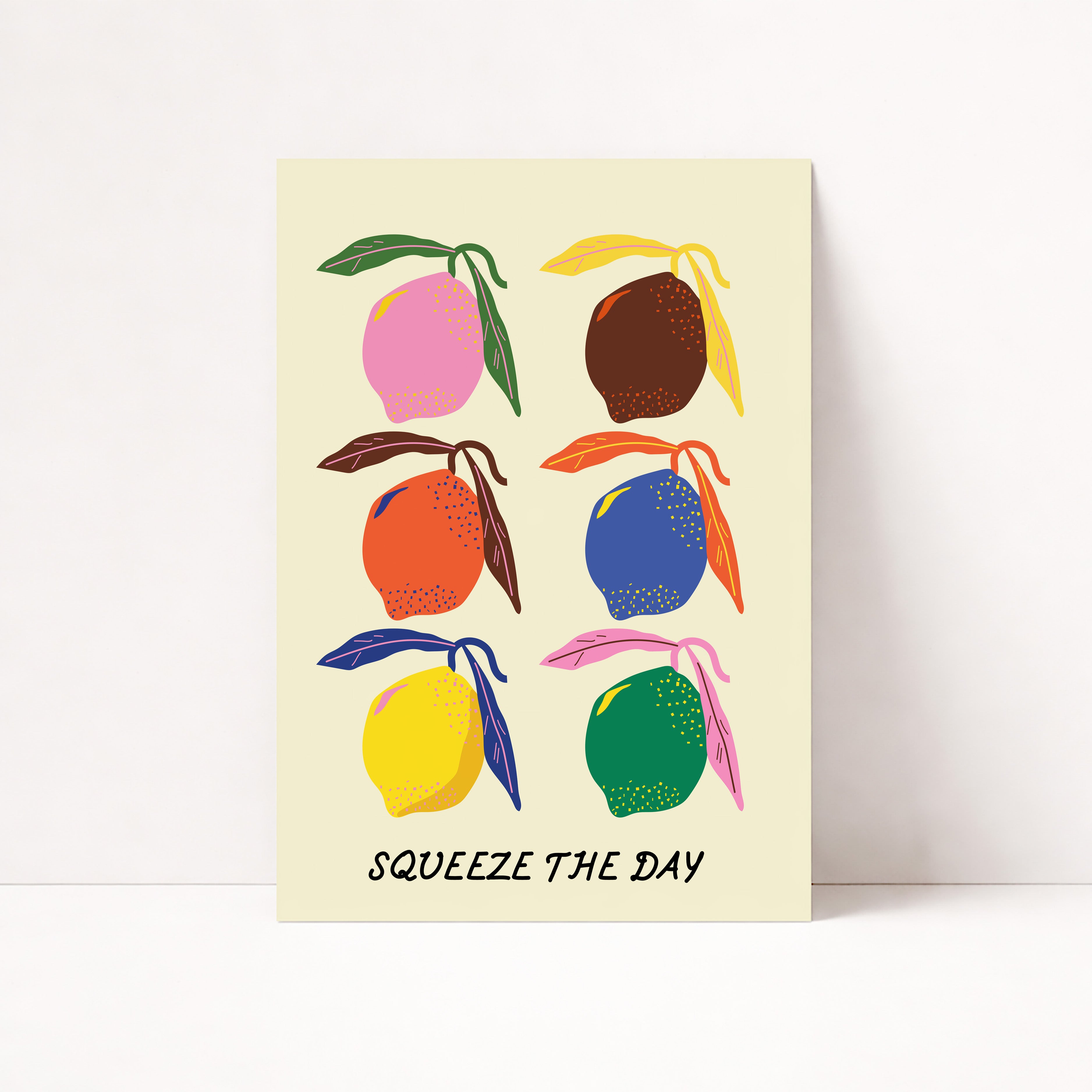 Farbenfrohes Zitronen Poster im Retro Stil mit Squeeze The Day Schriftzug – moderne Wanddeko für Küche oder Wohnzimmer

Modernes Food Poster mit bunten Zitronen Illustration und motivierendem Statement – stilvolle Wandkunst für Zuhause