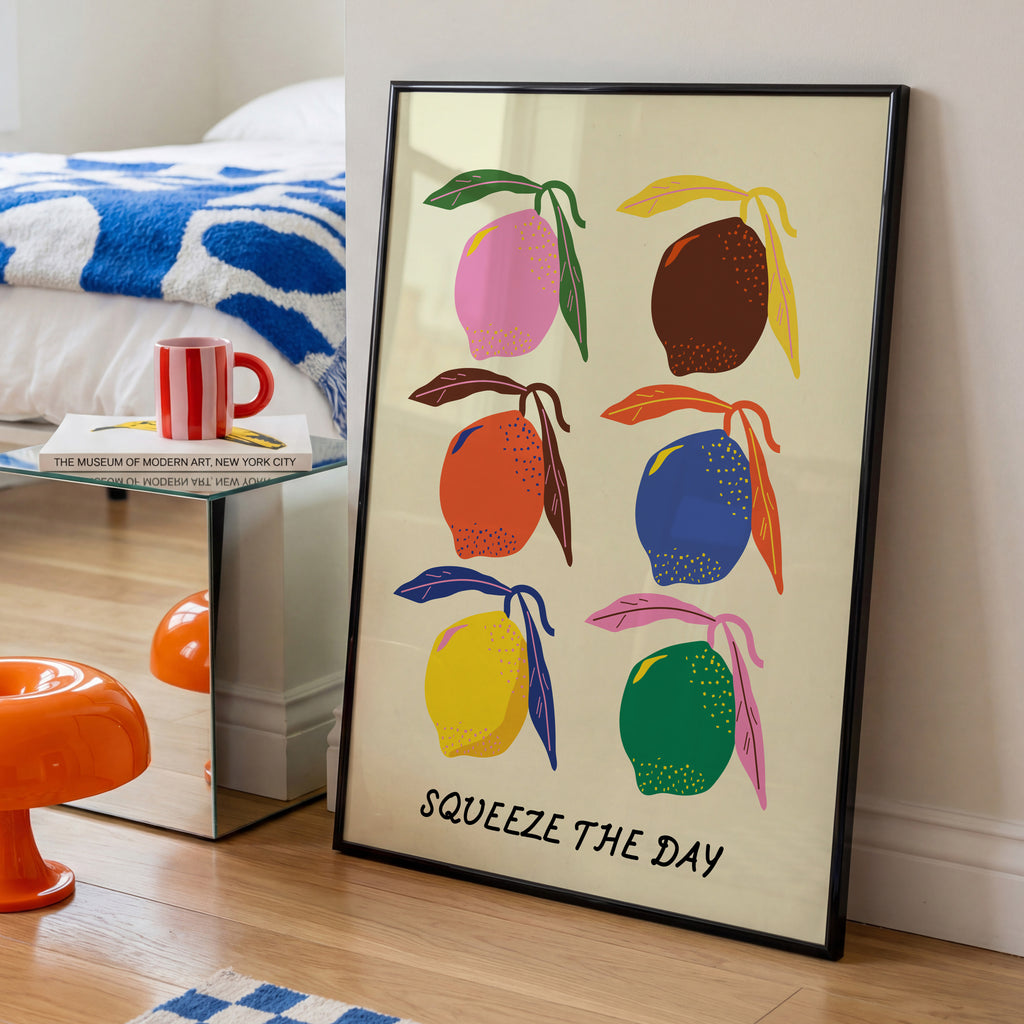 Aesthetic Fruit Poster mit poppiger Zitronen Illustration und inspirierendem Spruch – frische Interior Wanddeko

Grafisches Zitronen Wandbild mit bunten Farben und modernem Retro Look – kreative Wandkunst für Küche oder Essbereich