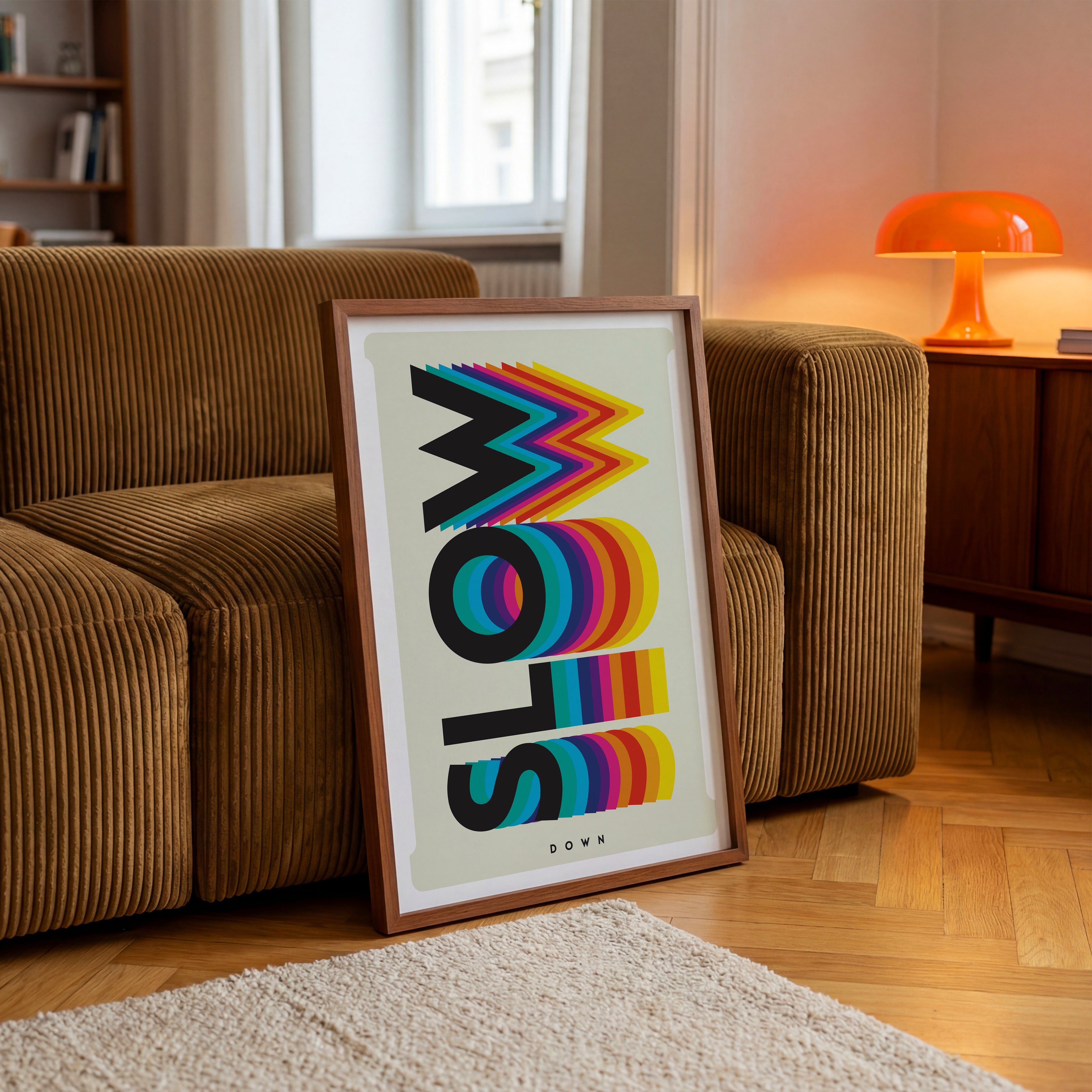 Retro Typografie Poster mit Schriftzug Slow Down in bunten Farben – moderne Wanddeko für Wohnzimmer oder Büro