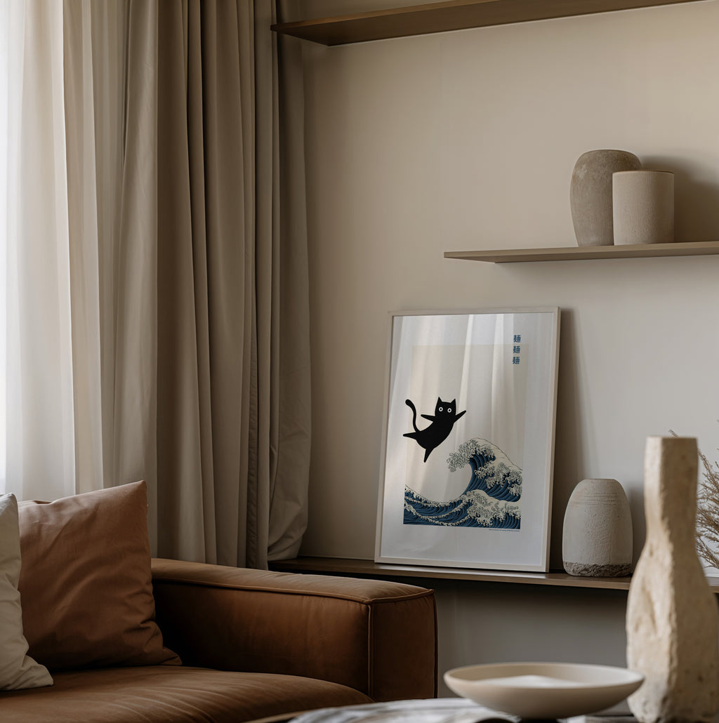 Japanisches Katzenposter mit schwarzer Katze und ikonischer Wellen Illustration im Japandi Stil
Modernes Wave Cat Poster mit minimalistischer japanischer Kunst für Wohnzimmer oder Büro
Ästhetisches Katzen Wandbild mit japanischer Welle im Contemporary und Scandi Design