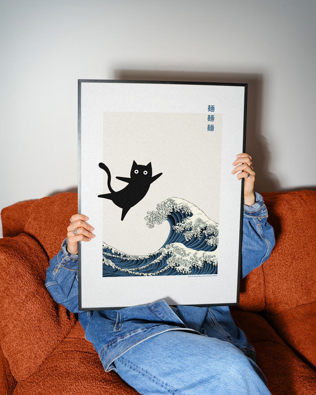 Japanisches Katzenposter mit schwarzer Katze und ikonischer Wellen Illustration im Japandi Stil
Modernes Wave Cat Poster mit minimalistischer japanischer Kunst für Wohnzimmer oder Büro
Ästhetisches Katzen Wandbild mit japanischer Welle im Contemporary und Scandi Design