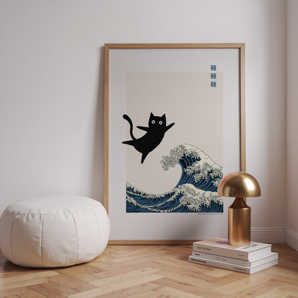 Japanisches Katzenposter mit schwarzer Katze und ikonischer Wellen Illustration im Japandi Stil
Modernes Wave Cat Poster mit minimalistischer japanischer Kunst für Wohnzimmer oder Büro
Ästhetisches Katzen Wandbild mit japanischer Welle im Contemporary und Scandi Design