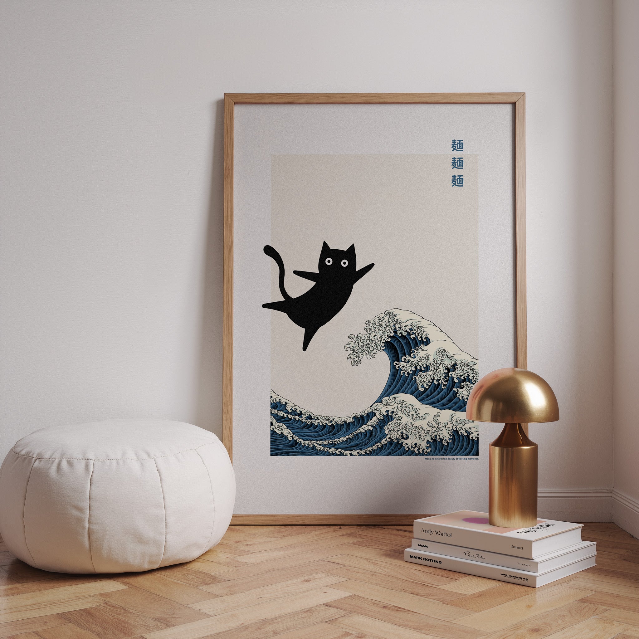 Japanisches Katzenposter mit schwarzer Katze und ikonischer Wellen Illustration im Japandi Stil
Modernes Wave Cat Poster mit minimalistischer japanischer Kunst für Wohnzimmer oder Büro
Ästhetisches Katzen Wandbild mit japanischer Welle im Contemporary und Scandi Design