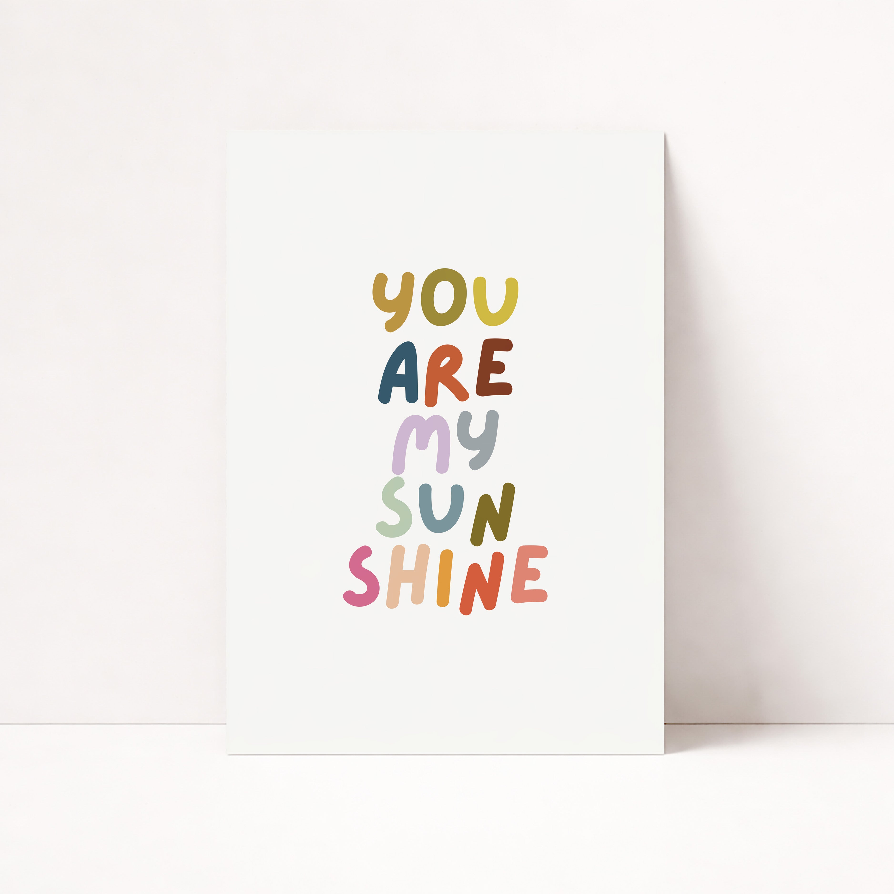 Farbenfrohes You Are My Sunshine Poster mit verspielter Typografie für Kinderzimmer und Wohnzimmer