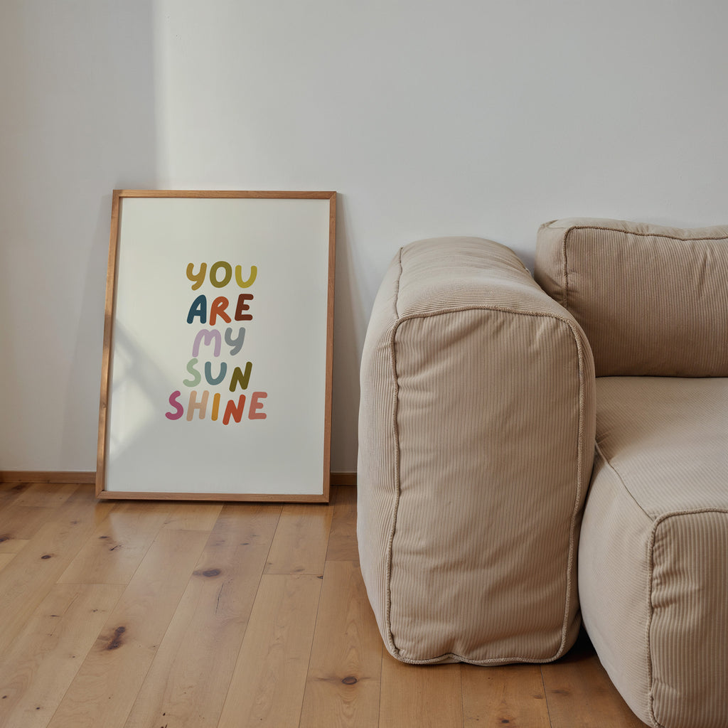 Farbenfrohes You Are My Sunshine Poster mit verspielter Typografie für Kinderzimmer und Wohnzimmer